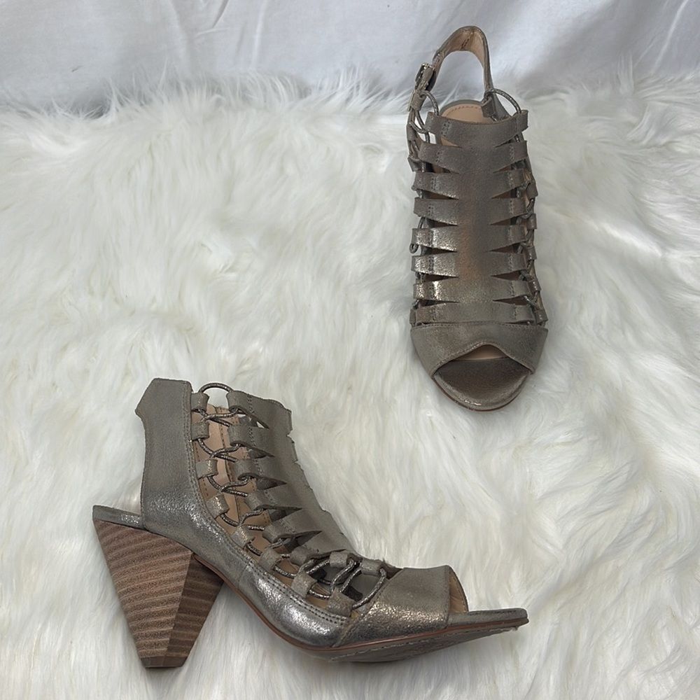 Vince Camuto‎ Esray Metallic Gold Leather Perforated Heels Sz 7